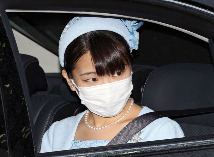 Princesa Mako visita imperador emérito e imperatriz emérita