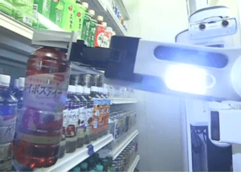 Loja de conveniência FamilyMart utiliza robô para estocar bebidas