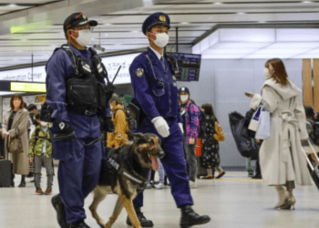 Policiais reforçam patrulhamento em estações de trem no Japão