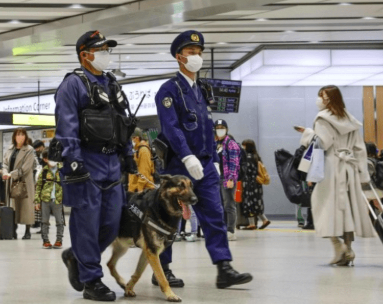 Policiais reforçam patrulhamento em estações de trem no Japão