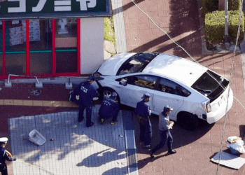 Veículo de idoso de 89 anos bater em supermercado deixando um morto e dois feridos em Osaka