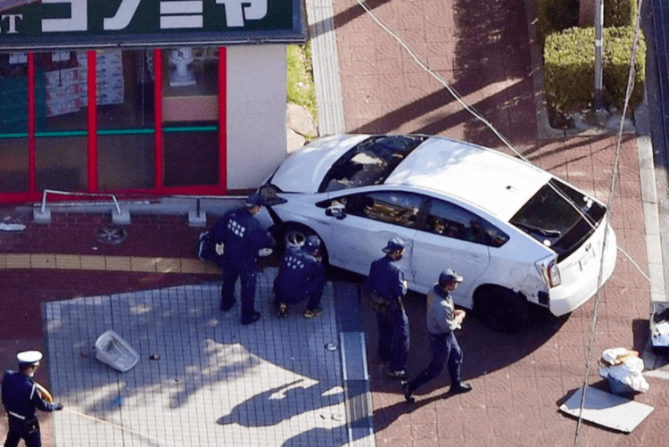 Veículo de idoso de 89 anos bater em supermercado deixando um morto e dois feridos em Osaka