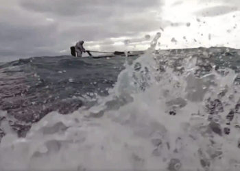 Idoso é resgatado após 22 horas à deriva no mar do Japão