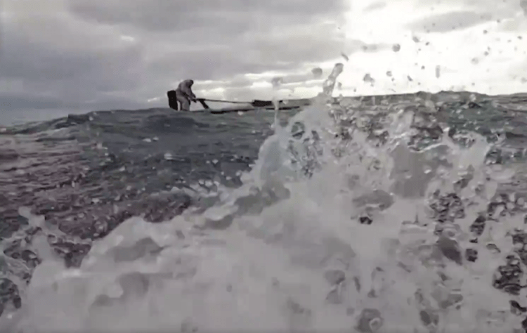 Idoso é resgatado após 22 horas à deriva no mar do Japão