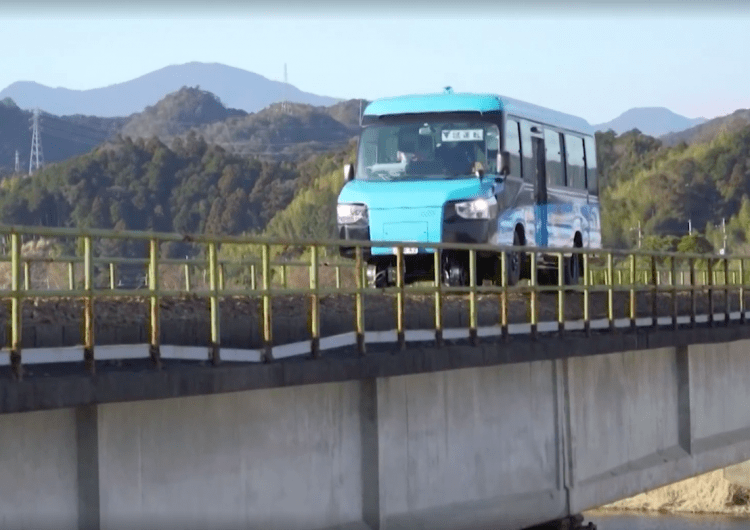Japão lança primeiro veículo do mundo que funciona como ônibus e trem
