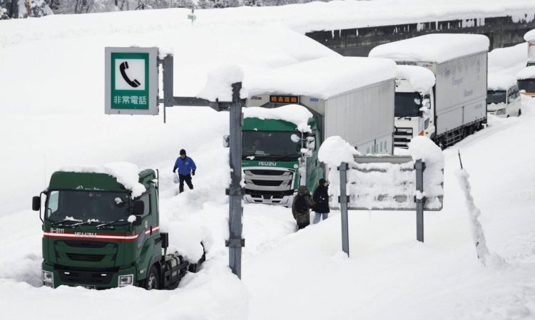 Nevasca afeta os transportes no Japão
