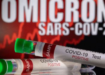 Casos de contágio pela ômicron duplicam em menos de dois dias