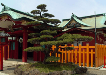 Visitantes de um Santuário xintoísta são presenteados com talismã rogando pelo fim de pandemia