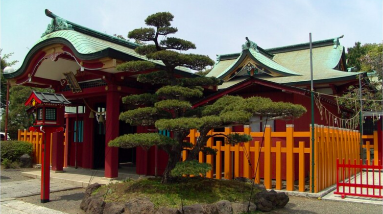 Visitantes de um Santuário xintoísta são presenteados com talismã rogando pelo fim de pandemia