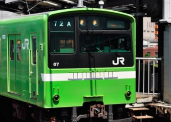 Homem no trem preso por dizer que tem COVID aos passageiros