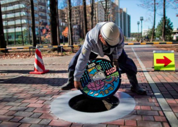 A incrível arte em tampas de bueiros que virou mania no Japão