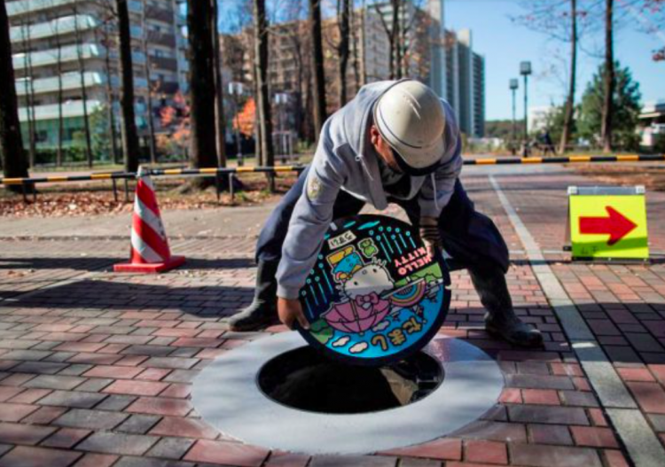 A incrível arte em tampas de bueiros que virou mania no Japão