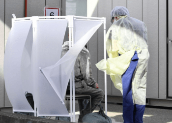 A rápida disseminação do Ômicron sobrecarrega clínicas ambulatoriais do Japão