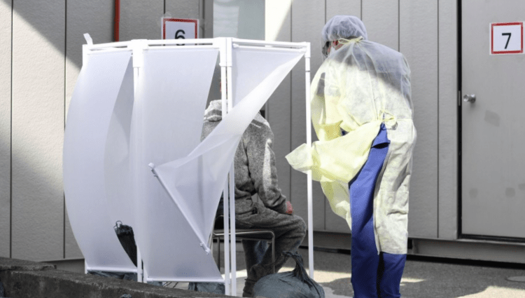 A rápida disseminação do Ômicron sobrecarrega clínicas ambulatoriais do Japão