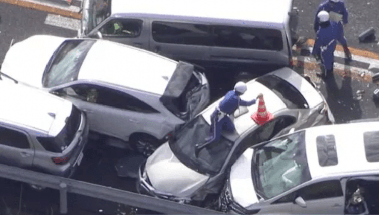 Engavetamento em via expressa deixa dezenas de feridos na província de Chiba