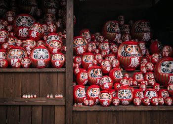 Japoneses queimam bonecos da sorte Daruma