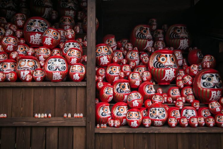 Japoneses queimam bonecos da sorte Daruma