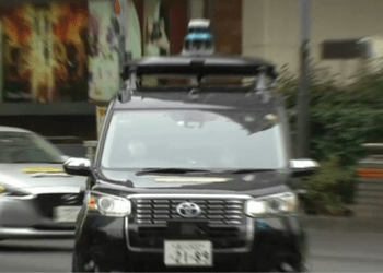 Carros autodirigíveis são testados no centro de Tóquio