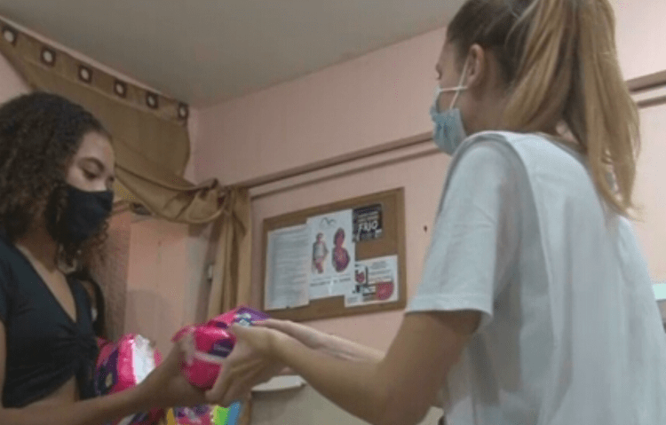 Mulheres carentes no Brasil dependem de ONGs para adquirir absorventes