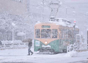 Neve intensa cobre extensa áreas da costa do mar do Japão
