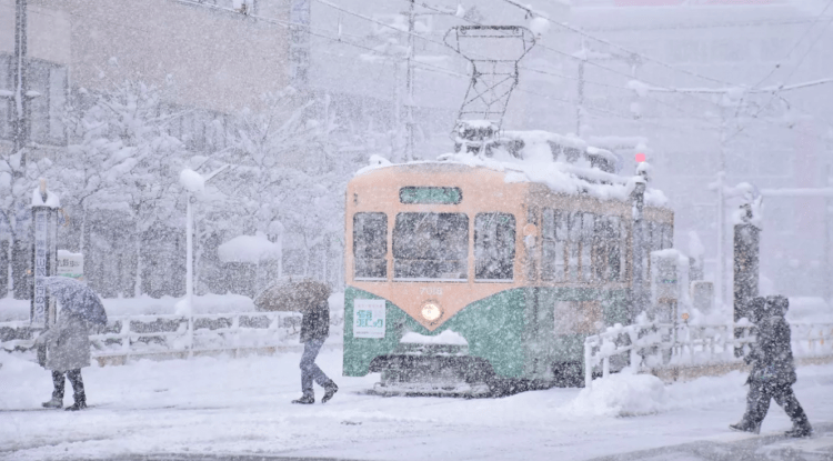 Neve intensa cobre extensa áreas da costa do mar do Japão