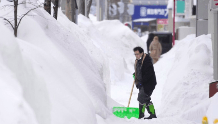 Neve intensa interrompendo o tráfego no norte do país