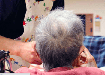 Funcionária é presa por agredir idosa de 91 anos