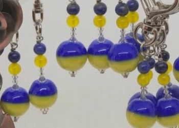 Ateliê produz peças em vidro em sinal de apoio à Ucrânia no nordeste do Japão