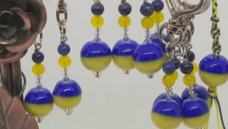 Ateliê produz peças em vidro em sinal de apoio à Ucrânia no nordeste do Japão