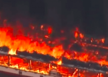 Pescadores pulam no mar após barco pegar fogo em Kagoshima