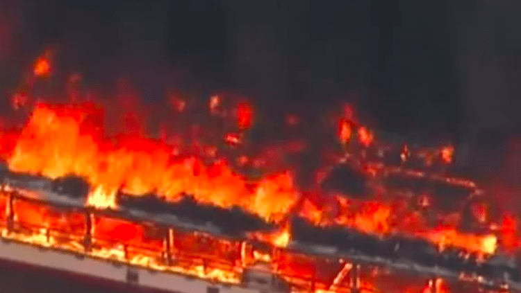 Pescadores pulam no mar após barco pegar fogo em Kagoshima
