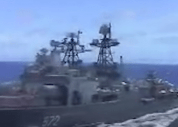 Navios russos são vistos no estreito do Japão