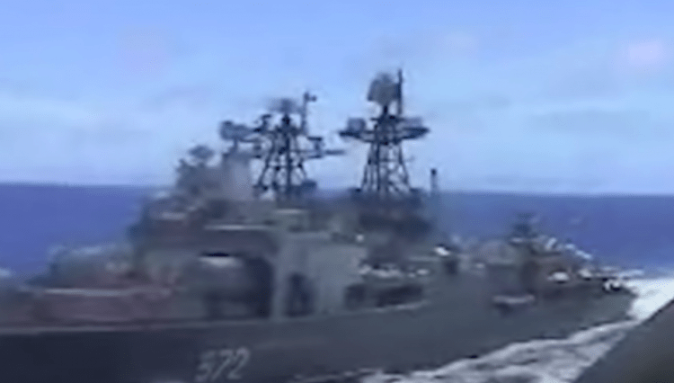 Navios russos são vistos no estreito do Japão