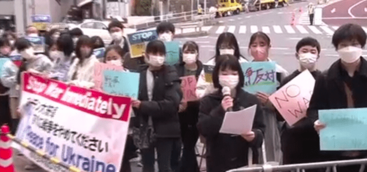 Estudantes japoneses fazem abaixo-assinado contra a guerra