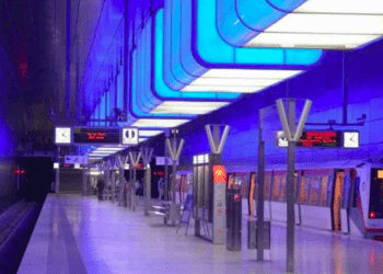 Suicídios em trens no Japão diminuem com o uso de luzes azuis