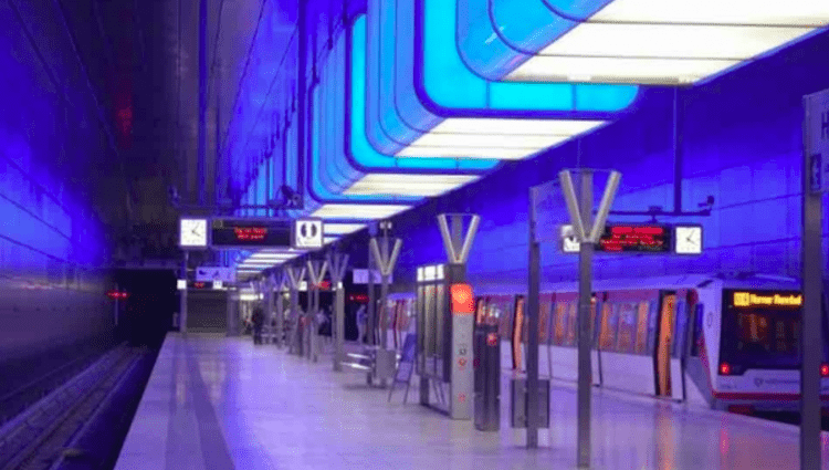 Suicídios em trens no Japão diminuem com o uso de luzes azuis