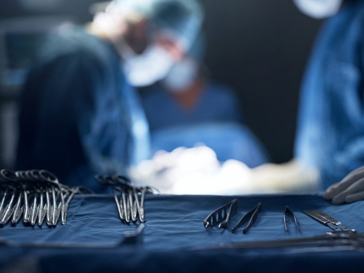 Médico que filmava paciente durante cirugia é preso em Kyoto