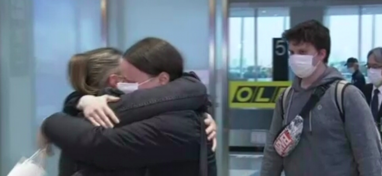 Ucranianos recém-chegados reencontram familiares em Osaka