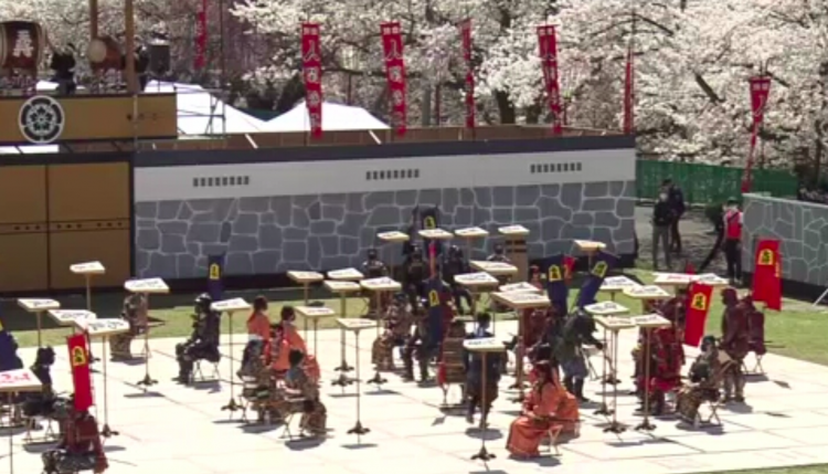 Joga com seres humanos no lugar de peças de tabuleiro
