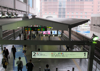 Homem é preso após empurrar idoso para fora da plataforma de trem