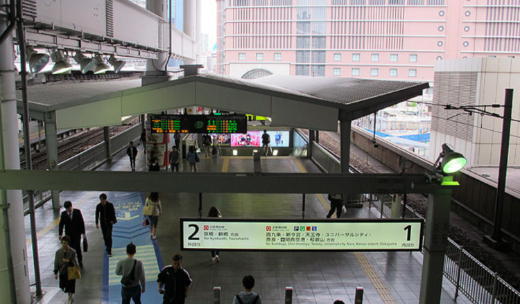 Homem é preso após empurrar idoso para fora da plataforma de trem