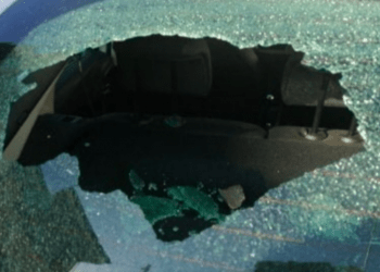 Mulher é presa após quebrar o vidro do carro do marido em Gifu