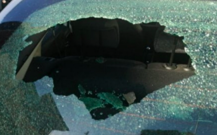 Mulher é presa após quebrar o vidro do carro do marido em Gifu