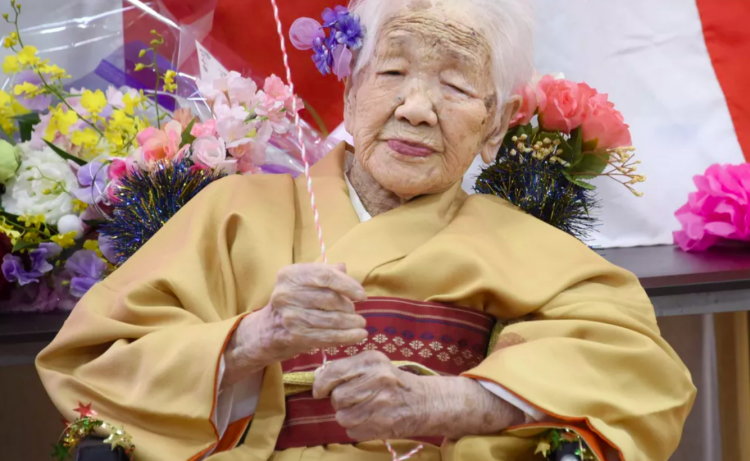 Kane Tanaka a pessoa mais velha do mundo morre aos 119 anos no Japão
