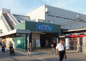 Molestador de adolescente morre após pular da janela de estação de trem