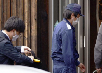 Guarda costeira faz buscas no escritório do operador do barco afundado em Hokkaido