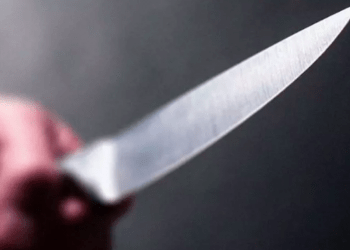 Homem ameaça estudante com faca