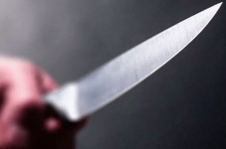 Homem ameaça estudante com faca