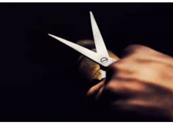 Adolescente de 14 anos é preso após ferir colega de classe com tesoura