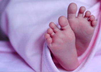 Recém-nascida é encontrada abandonada em estacionamento